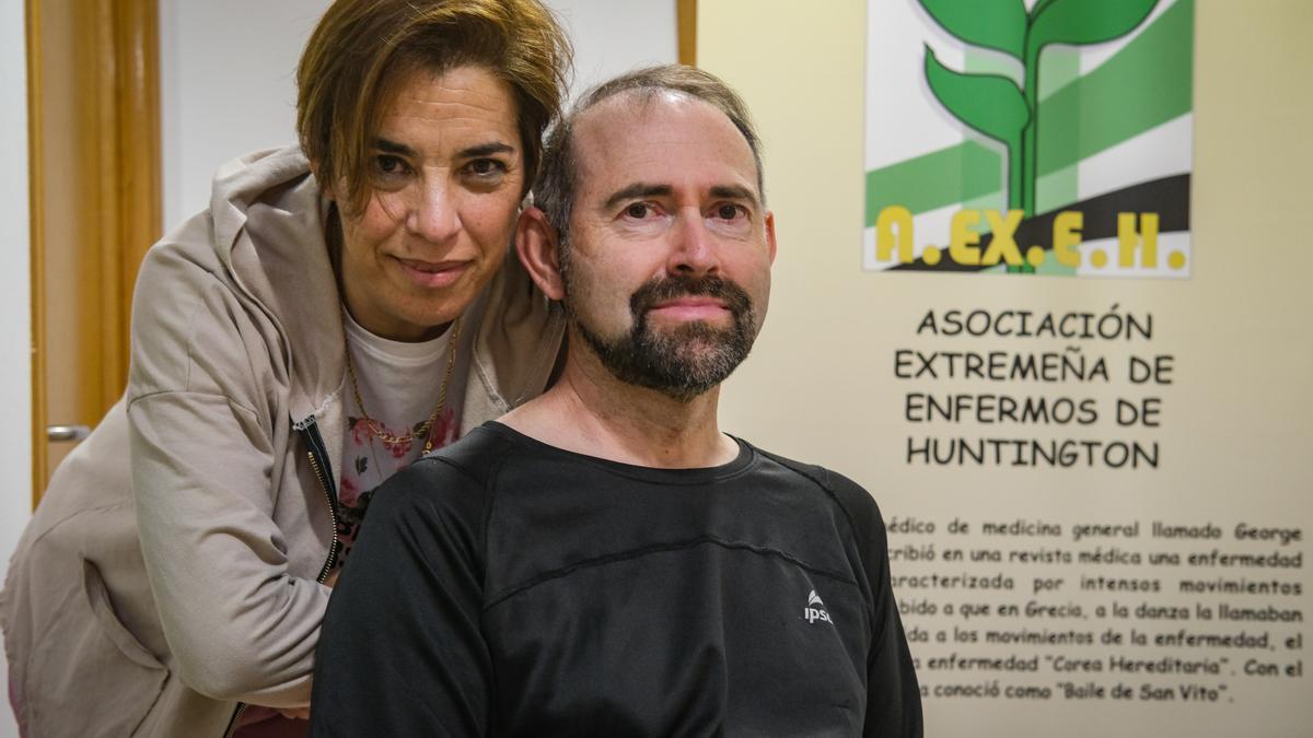 En primer persona: José Antonio Hermosel, que fue diagnosticado de la enfermedad hace siete años, junto a su mujer Antonia González, en Badajoz.