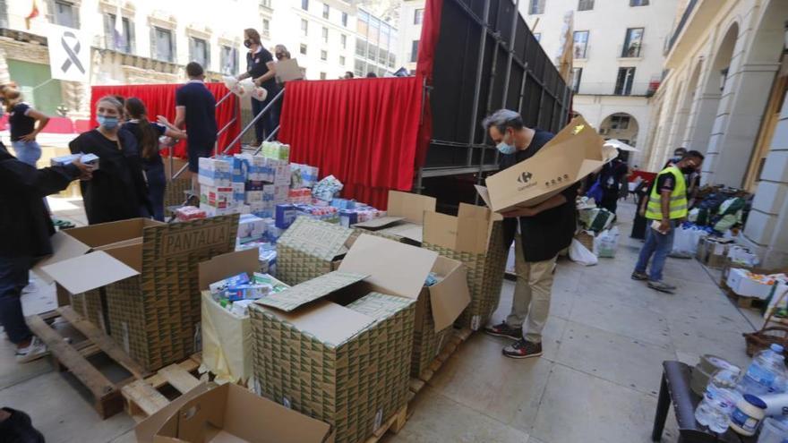 Hogueras de Alicante 2020: Entrega solidaria de alimentos de los foguerers