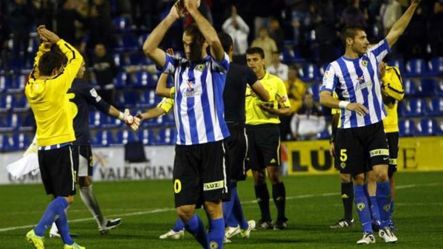Mora, Samuel y otros jugadores del Hércules aplauden a la afición del Rico Pérez al término del encuentro.