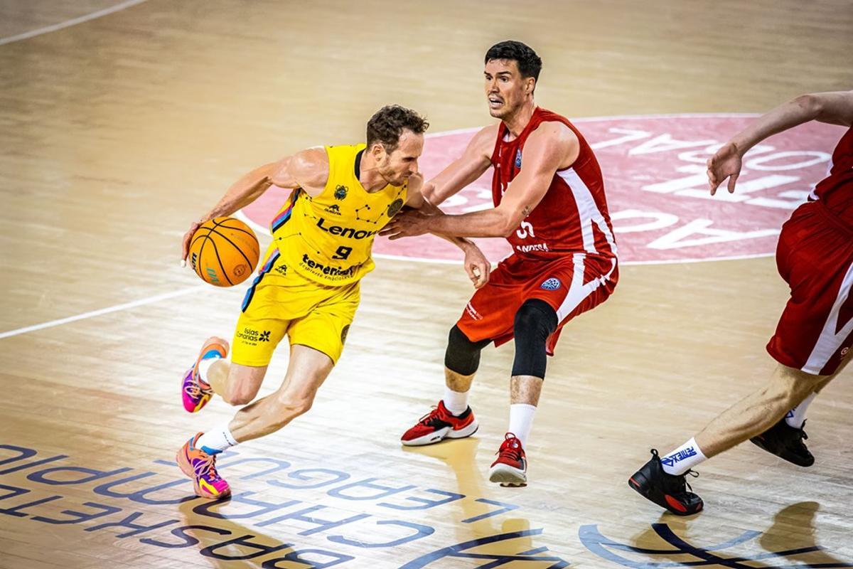 Huertas es objeto de falta por Pérez.