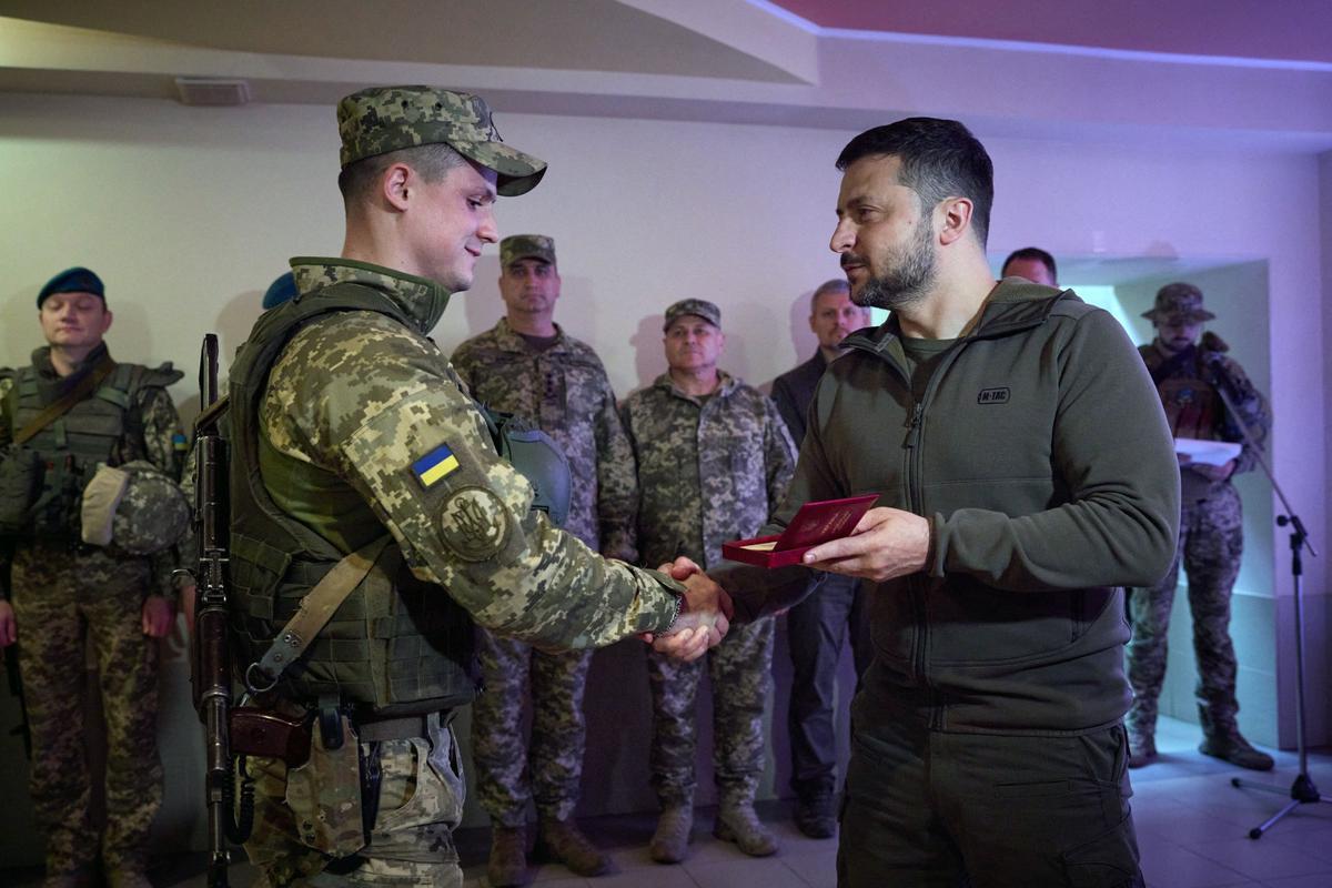 Zelenski celebra el Día de los Marinos Ucranianos con una visita al frente