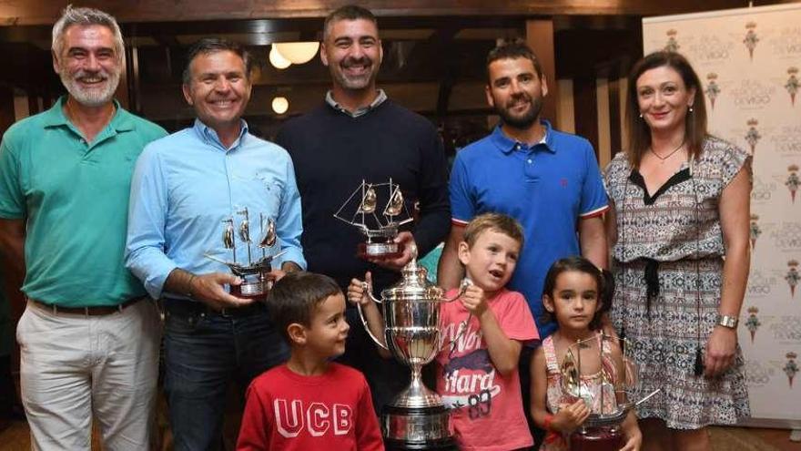 Los ganadores posan con Victoria Iglesias de FARO DE VIGO y Adolfo Suances, del Aeroclub. // Eugenio Álvarez