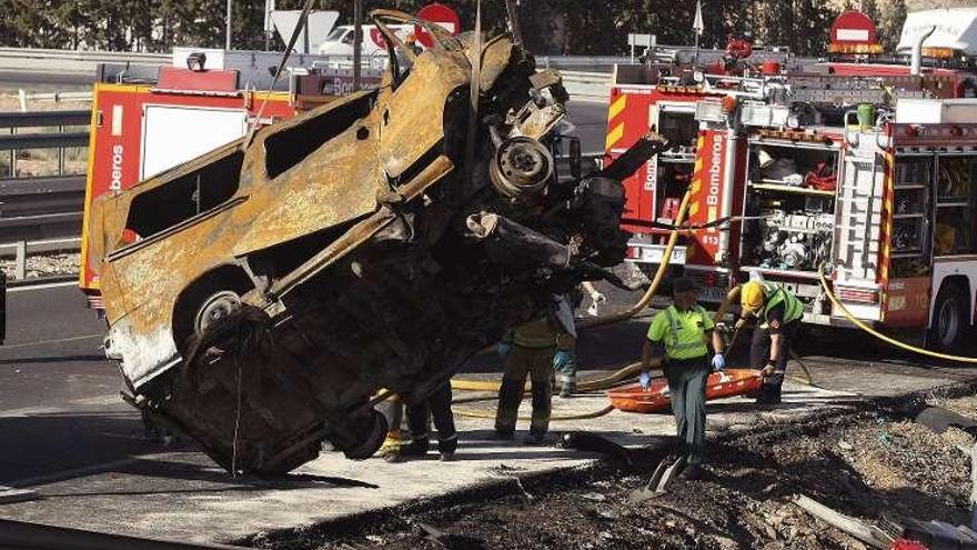 Ocho fallecidos al calcinarse una furgoneta en un accidente de tráfico en Alicante