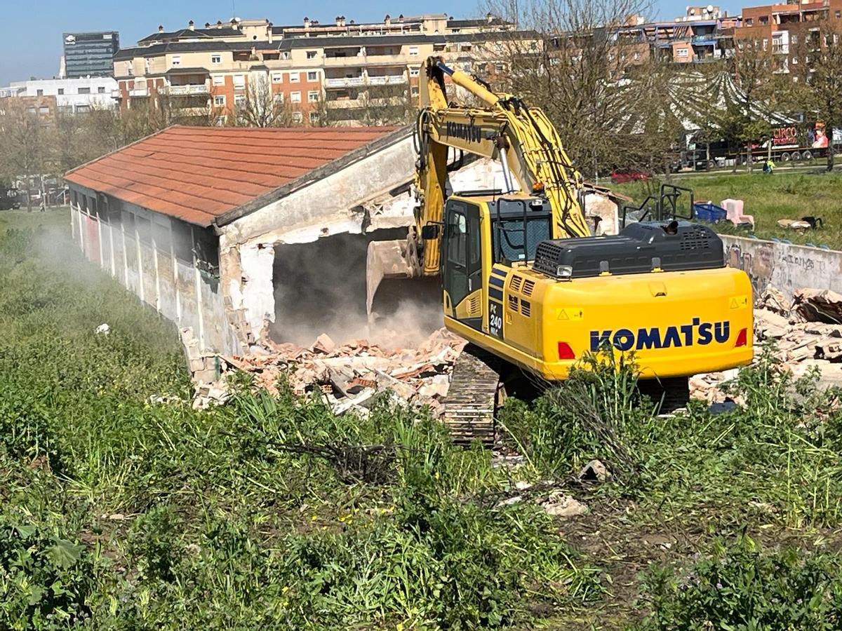 Las máquinas vuelven al viejo estadio José Pache de Badajoz: comienza el derribo de zonas no 'okupadas'