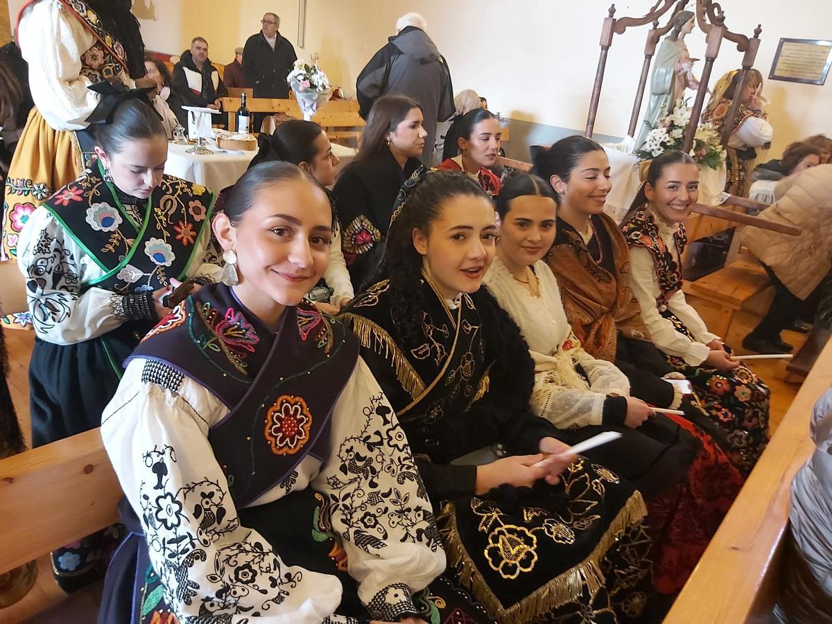 GALERÍA | Las águedas de Pajares salen procesión y bailan La Peregrina