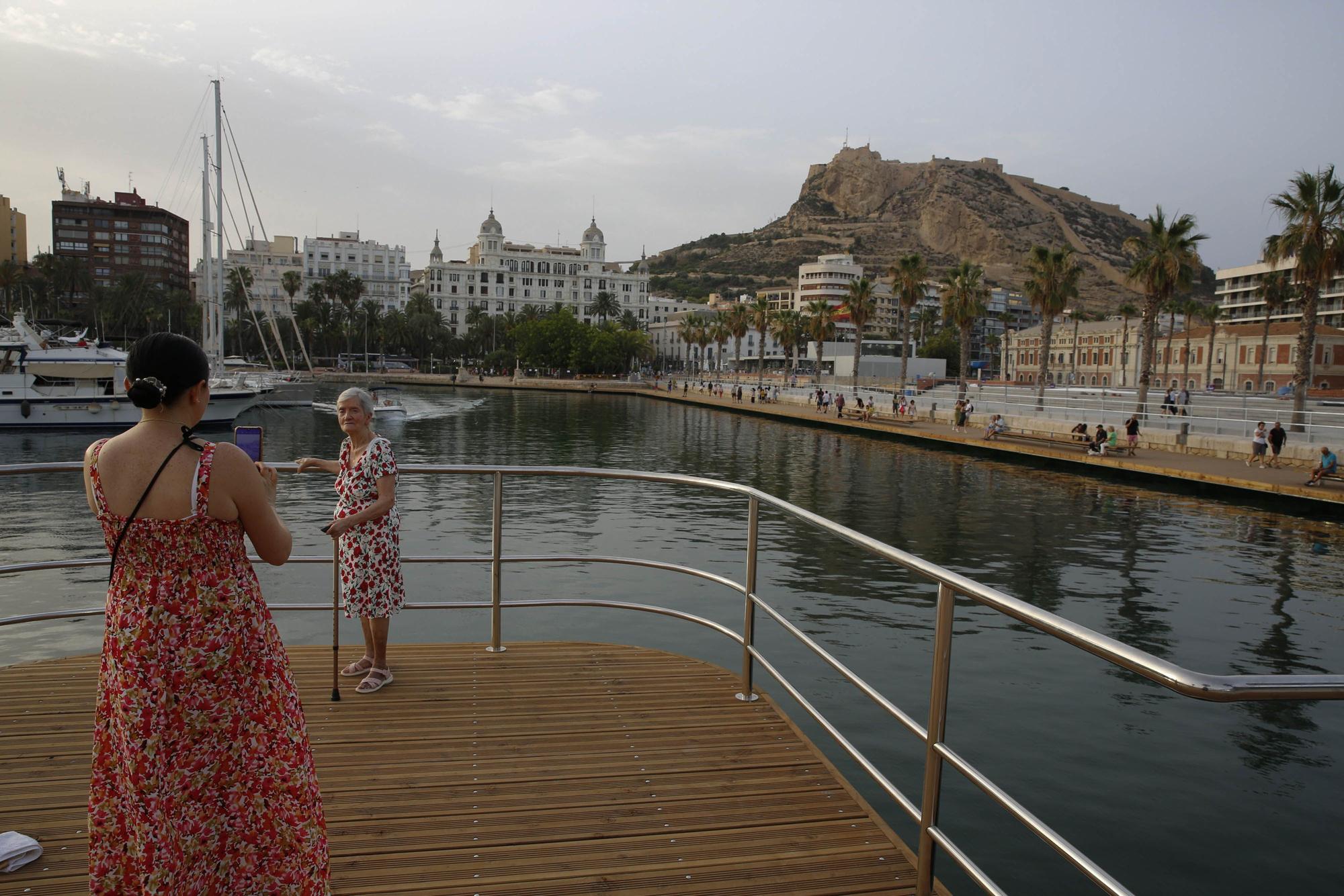 Así luce la nueva pasarela de madera en el puerto de Alicante