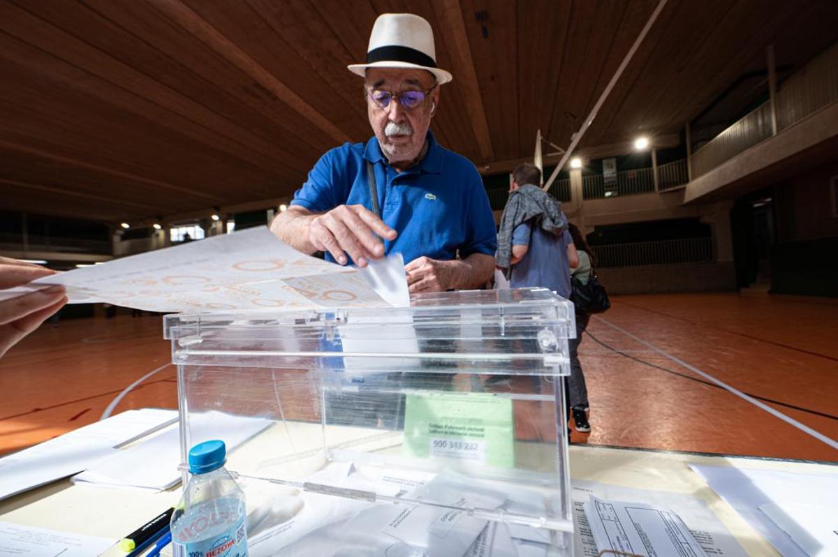 Votaciones en la escuela Grèvol de Barcelona, en el barrio del Front Marítim.