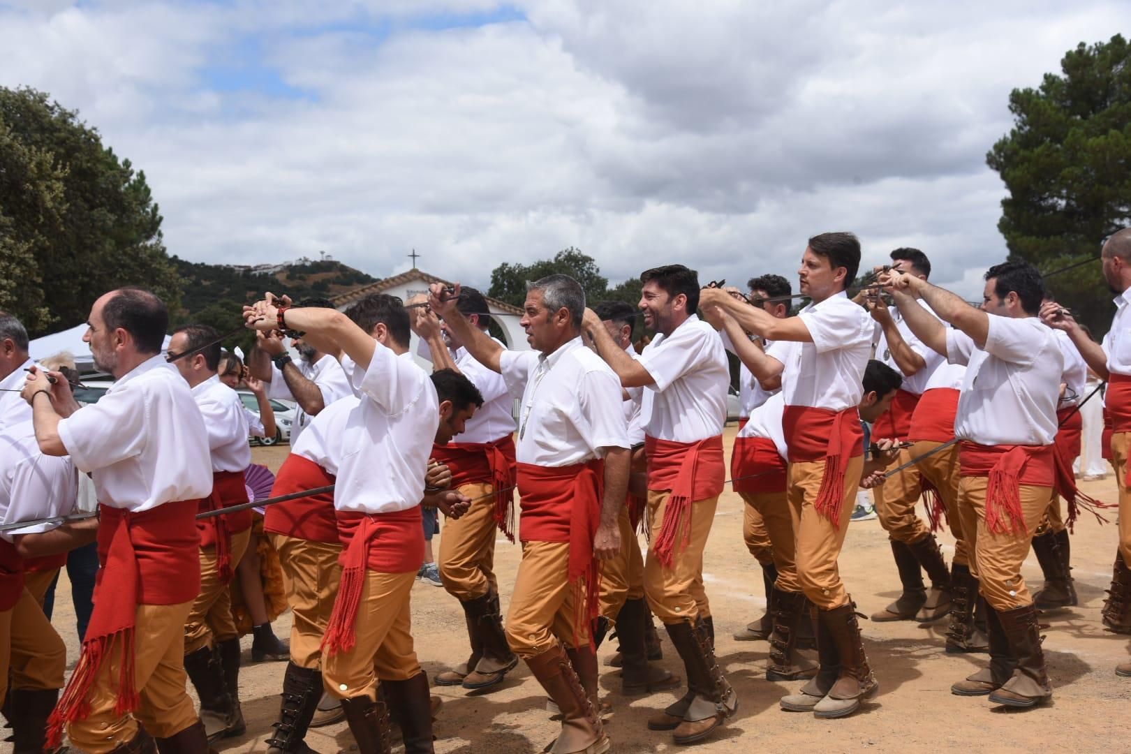 Obejo celebra su tradicional Danza de las Espadas en honor de San Benito