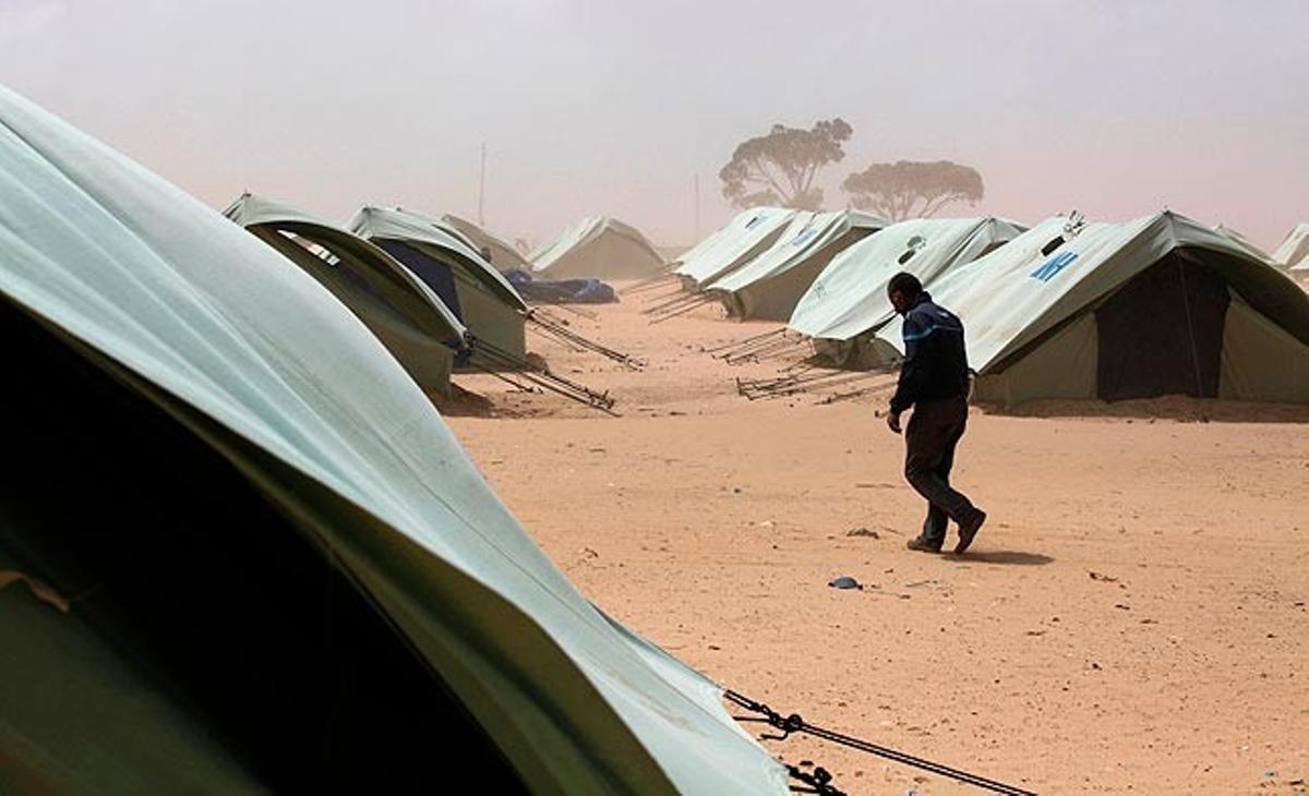 Un hombre camina este jueves por el campo de refugiados de Shousha (Túnez). Construido para los que huyen de la violencia en Libia, está situado en Ras Jadir, en la frontera de Túnez con Libia.