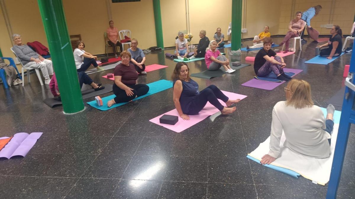 Actividad de yoga municipal