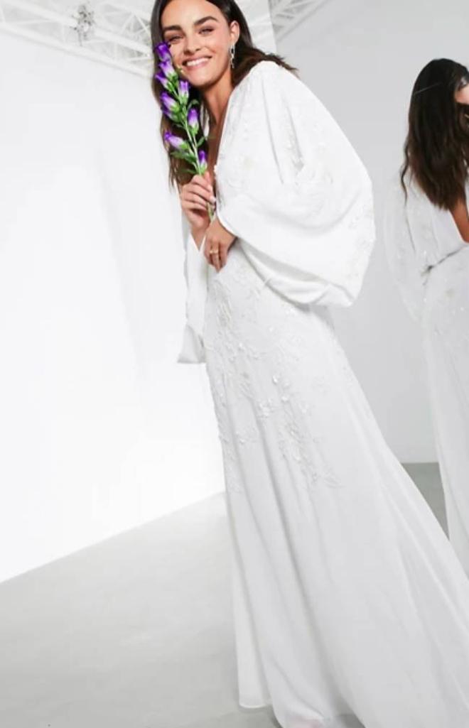 Vestido de novia escotado con manga drapeada y adornos florales Lisa de ASOS EDITION