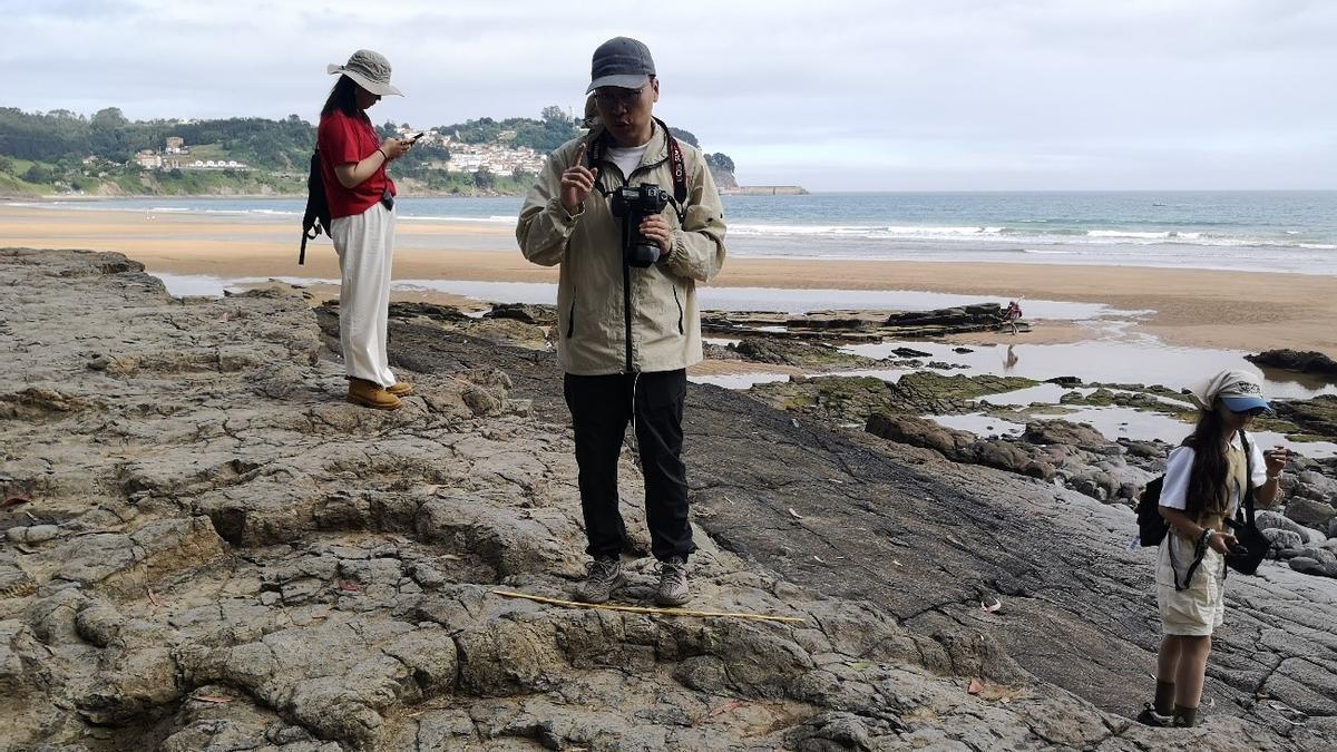 El profesor Xing en el yacimiento de la playa de La Griega, en Colunga.