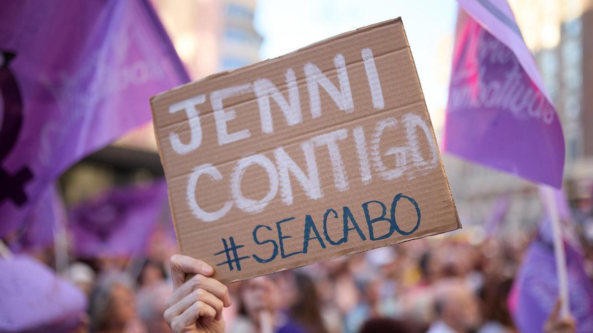 Una pancarta de apoyo a Jenni Hermosos tras el polémico beso de Luis Rubiales en la final del Mundial