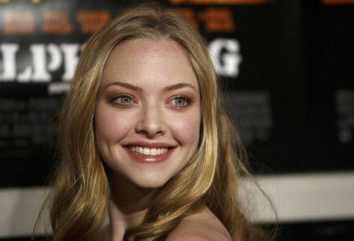Amanda Seyfried smiles at the world premiere of Alpha Dog in Los Angeles