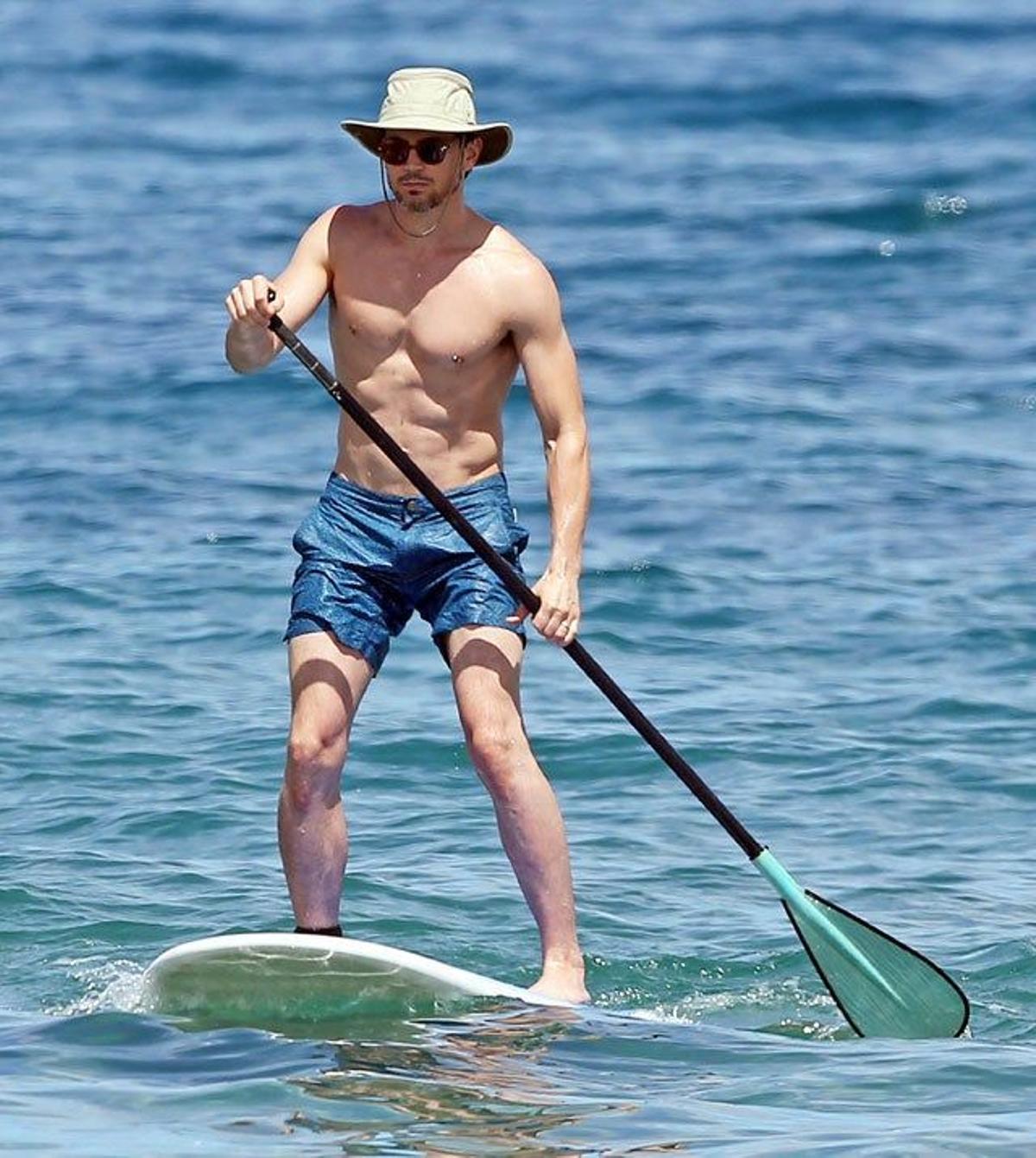 Matt Bomer remando cuando hace paddle surf