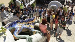 Un grupo de turistas y visitantes en el Park Güell.