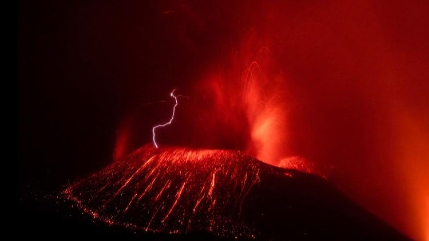 El fotógrafo Eduardo Nave recoge en un libro su visión del volcán de la Palma