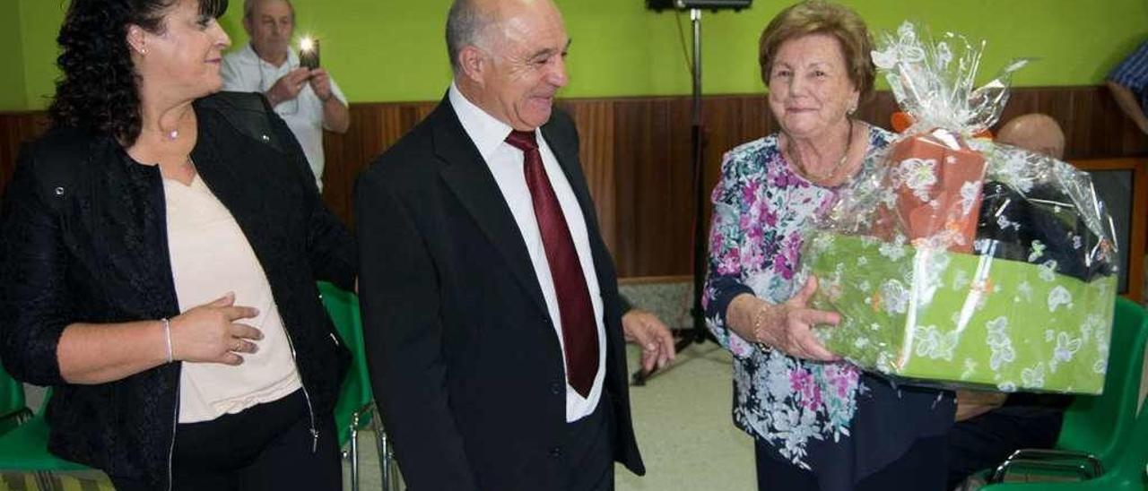 Isabel Vázquez recibe el regalo de manos de Luis Lago, presidente de la asociación de jubilados Daniel Castelao.