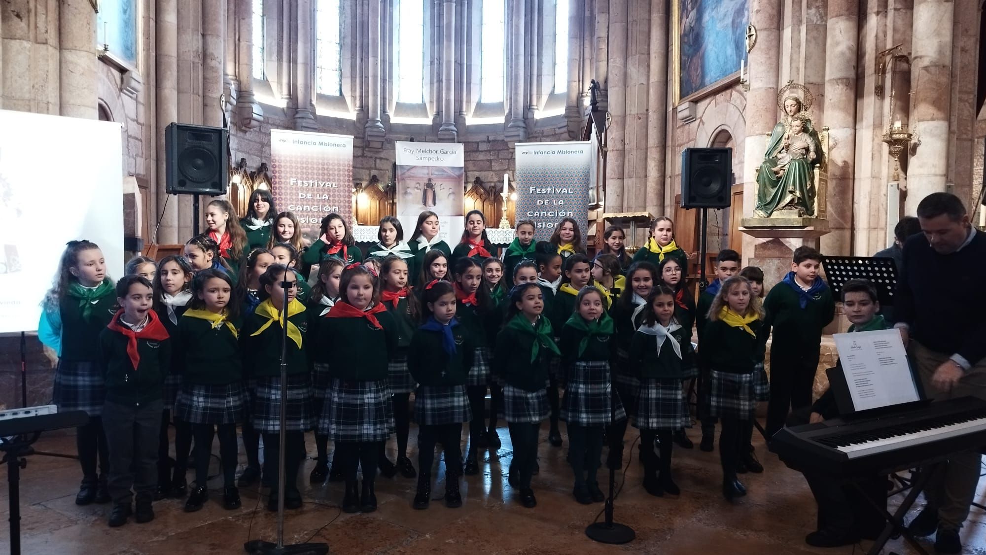 Colegios y parroquias de Asturias se dan cita en Covadonga por el 18 Festival de Canción Misionera