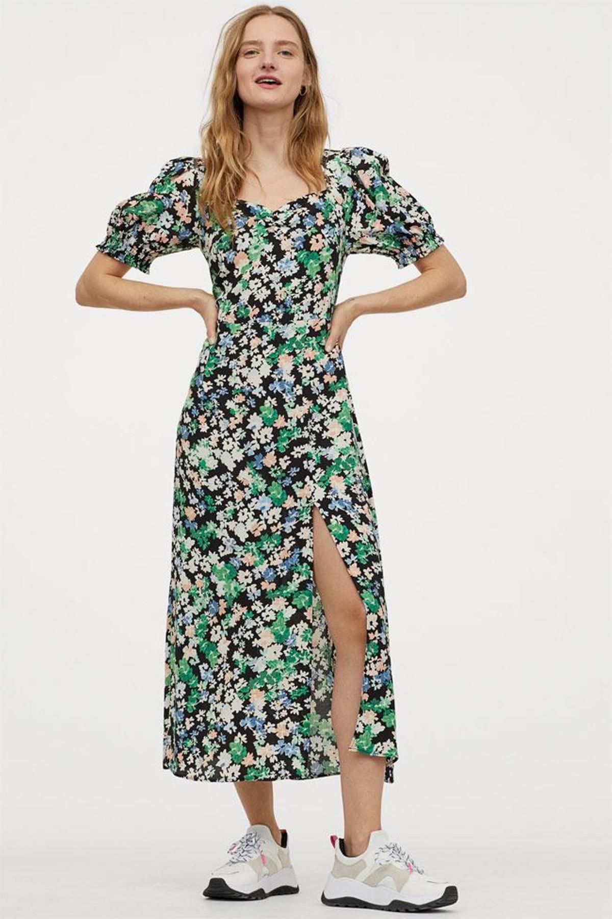 Si combinas un vestido largo de flores de H&M con unas botas altas blancas,  obtendrás un 'lookazo' como el de Paula Ordovás - Woman