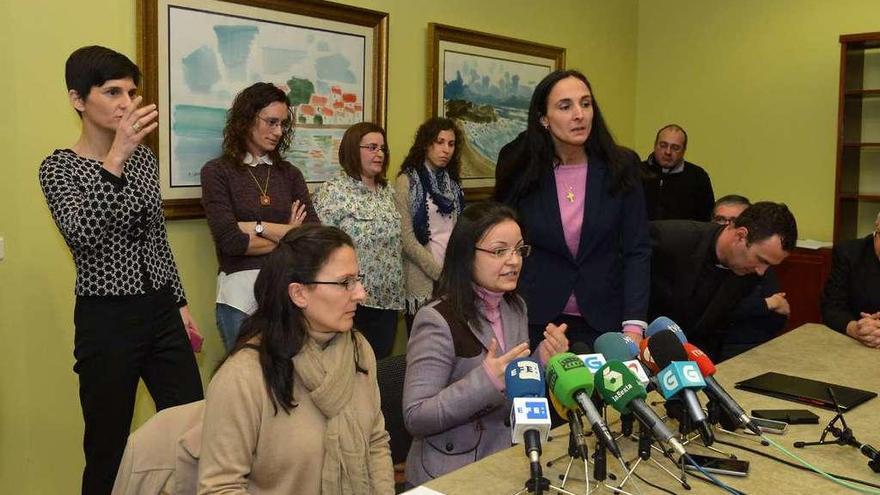 Marta Paz, sentada y en el centro durante la comparecencia del pasado viernes en Pontevedra. // G. Santos