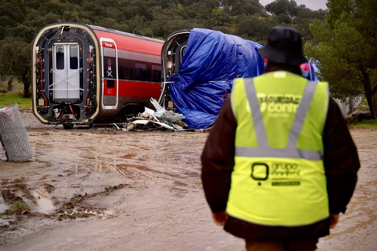 Uno de los trenes siniestrados, precintado en Adamuz.