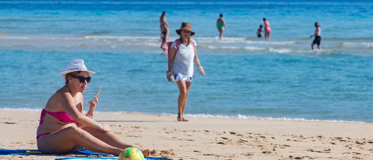 Una turista descansa en una playa de la localidad majorera de Pájara.