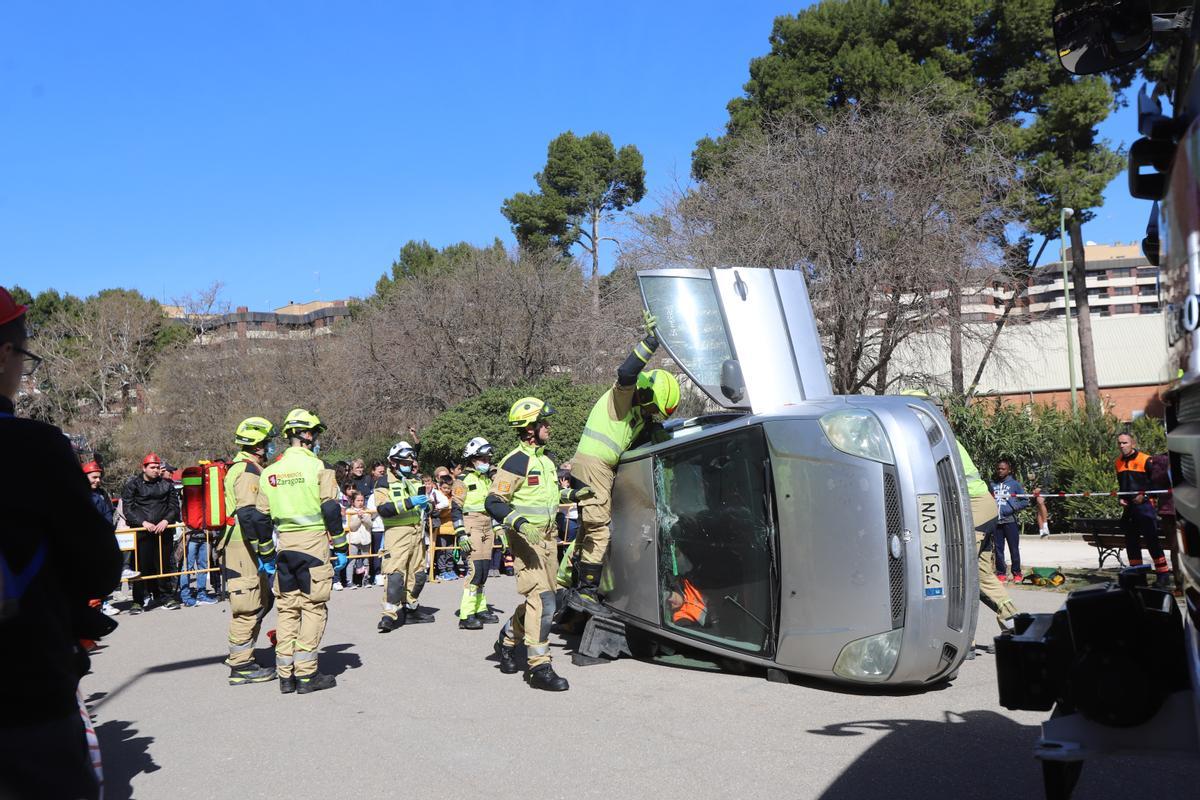 El miércoles los bomberos hicieron un simulacro de rescate en un accidente de tráfico.