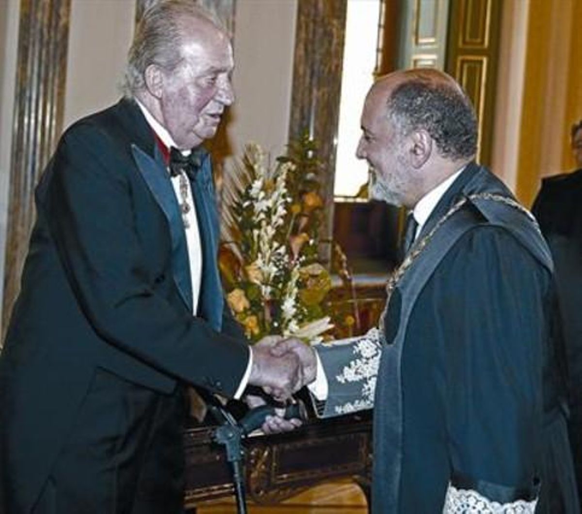 Francisco Pérez de los Cobos saludael Rei, dilluns durant la inauguració de l’any judicial. Francisco Pérez de los Cobos saludael Rei, dilluns durant la inauguració de l’any judicial.