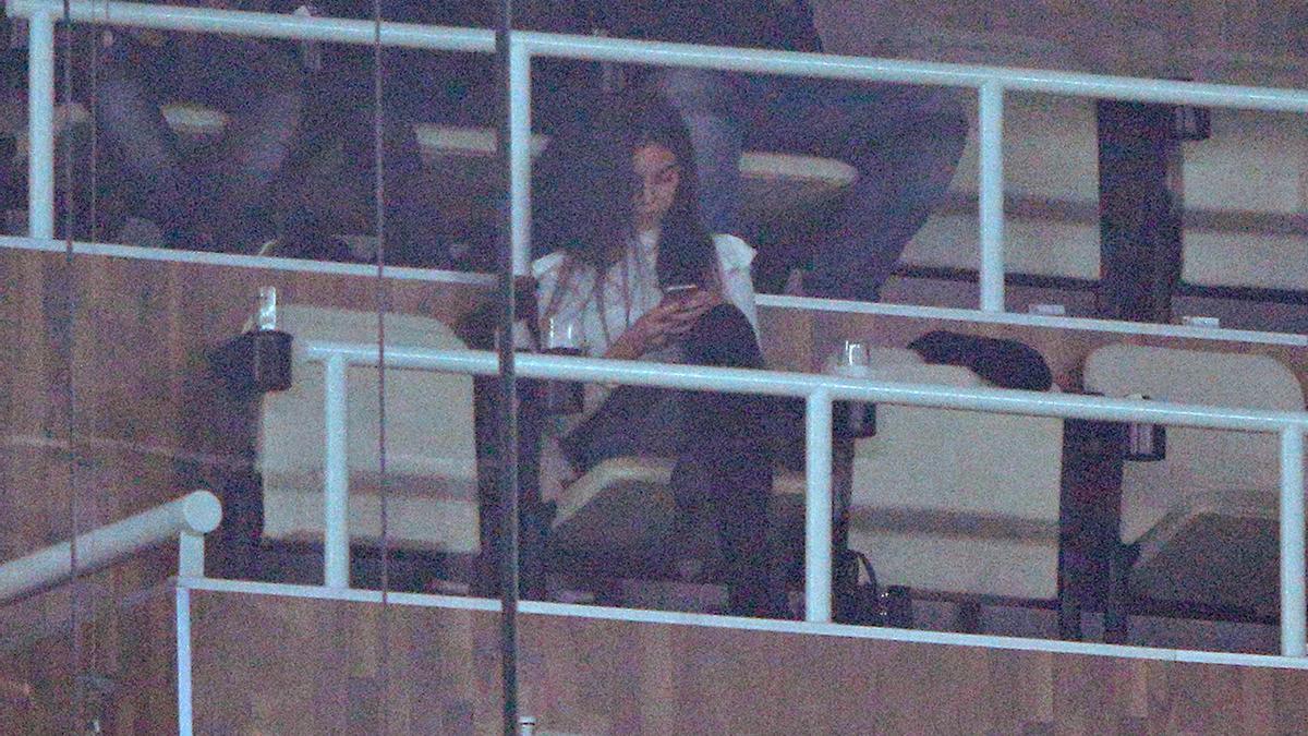 Georgina Rodriguez, en el móvil, en el Santiago Bernabeu