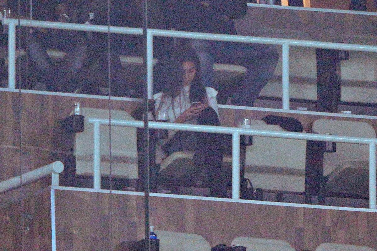 Georgina Rodriguez, en el móvil, en el Santiago Bernabeu