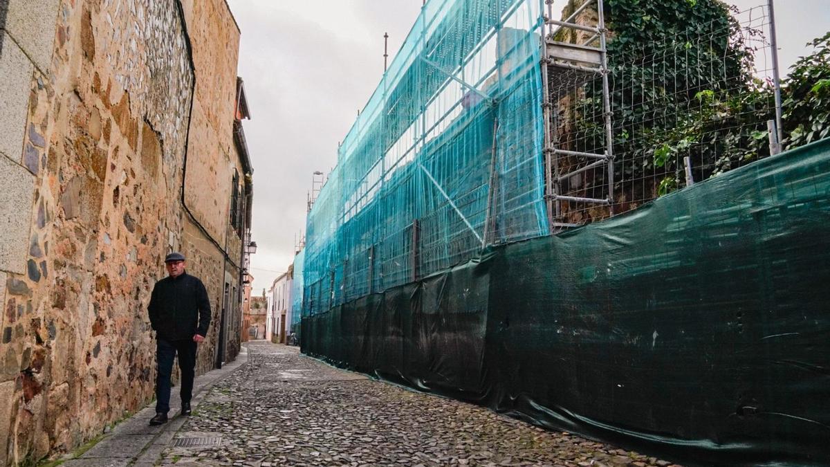 Imagen de los andamios instalados en el adarve Padre Rosalío para la rehabilitación de la muralla.