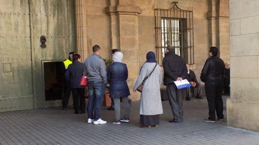 Tanquen la porta gran de l&#039;ajuntament per evitar que hi entrin