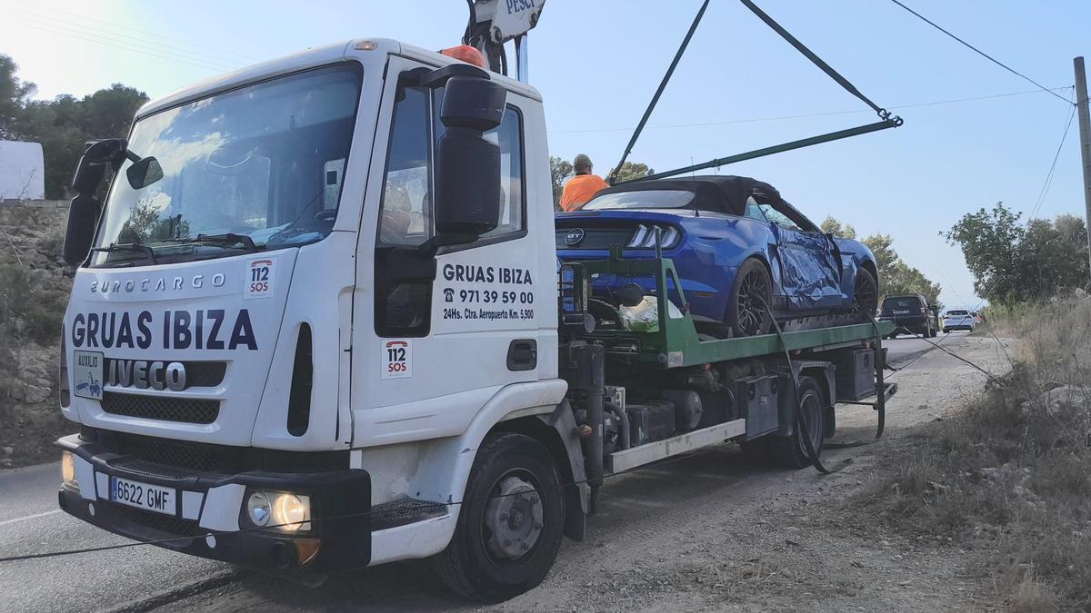 Imagen del vehículo accidentado, que fue recuperado por operarios de Grúas Ibiza.