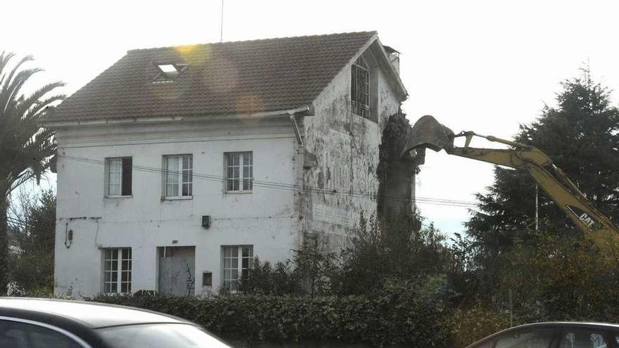 Una excavadora derriba la vivienda de San Vicente de Elviña.