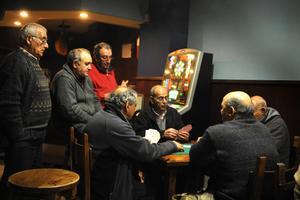 Varios vecinos de Gernika juegan al mus en un bar de la localidad.