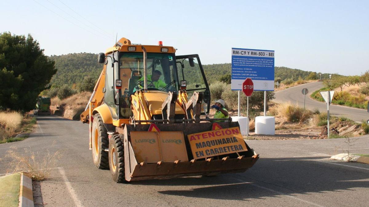 Una máquina llega 
al cruce  en el que han 
comenzado las 
obras. pilar wals