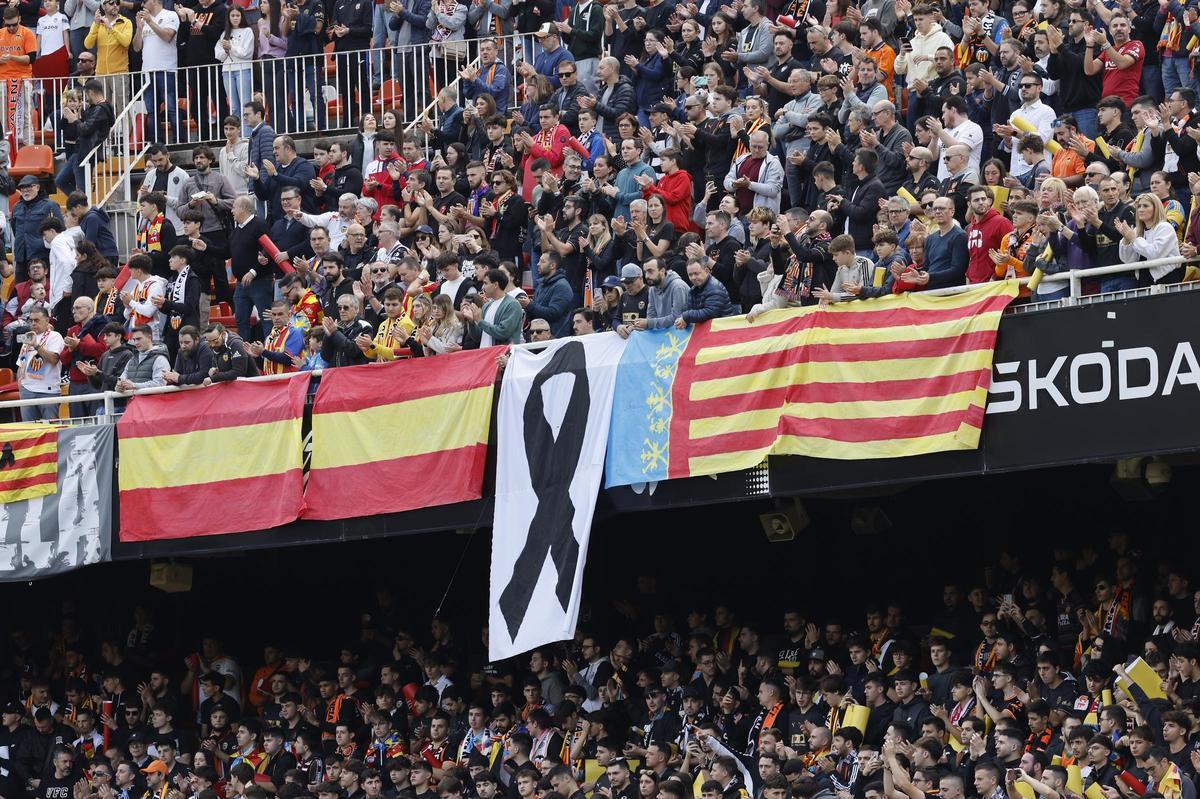 Homenaje en Mestalla a las víctimas de la DANA antes del Valencia-Betis, en imágenes Homenaje en Mestalla a las víctimas de la DANA antes del Valencia-Betis, en imágenes