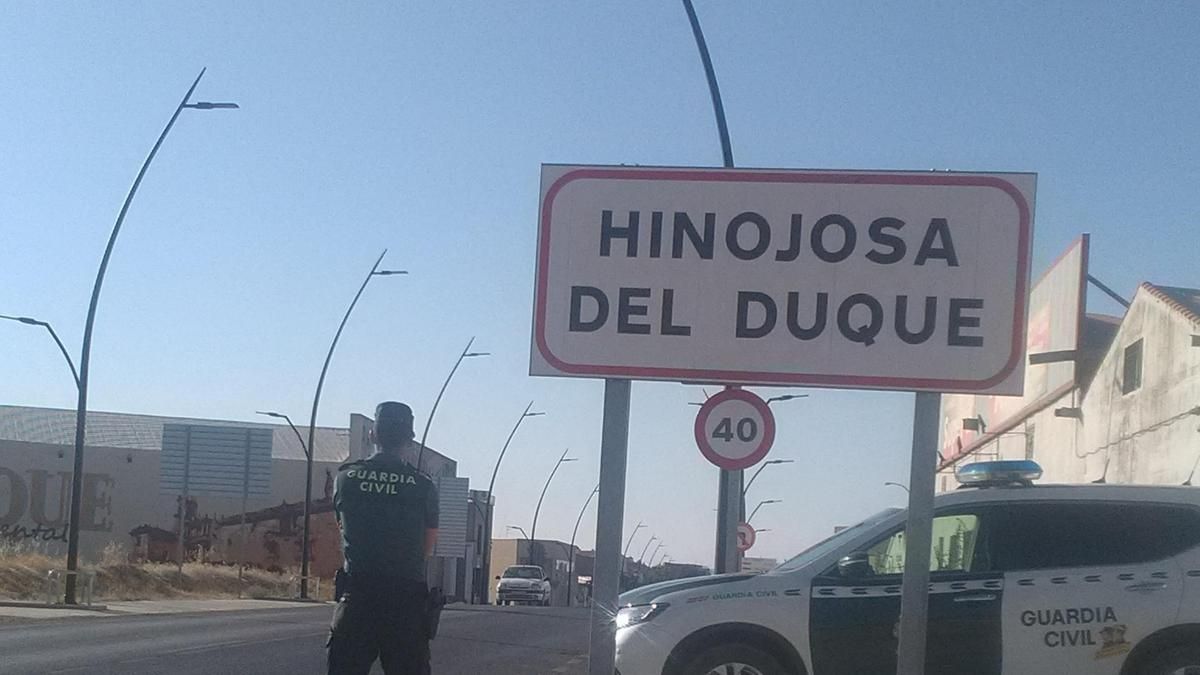 Patrulla de la Guardia Civil en Hinojosa del Duque.