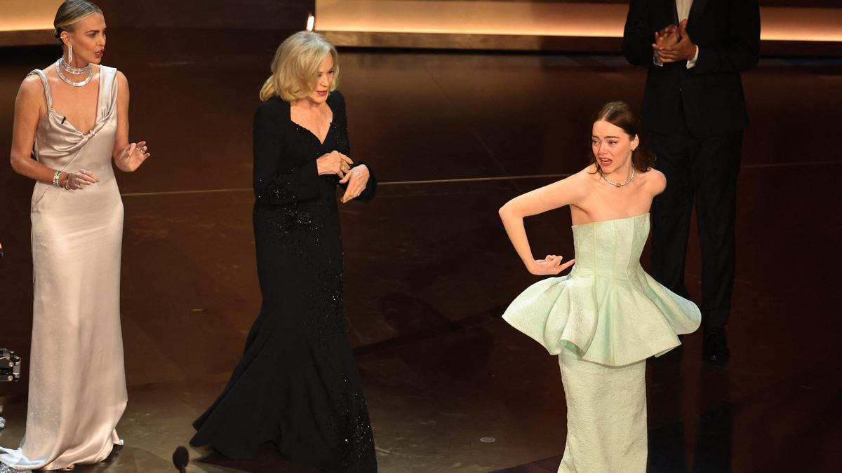 Emma Stone hace un gesto hacia la parte de atrás de su vestido tras ganar el Oscar a la Mejor Actriz por Poor Things