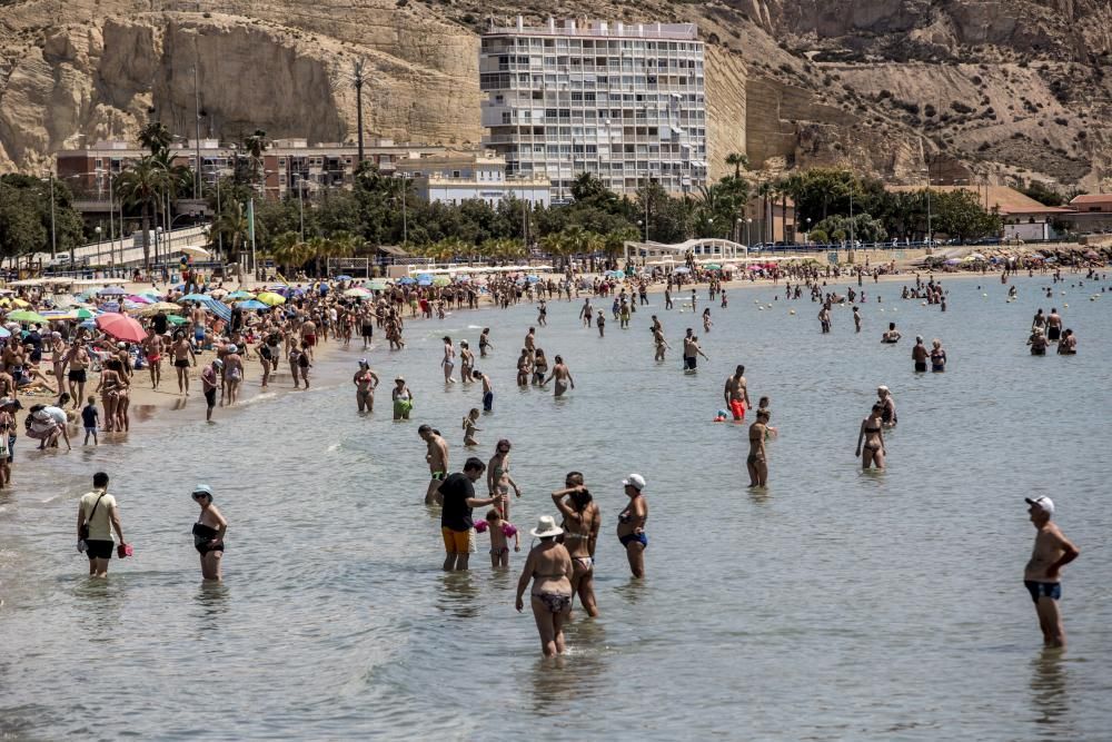 La playa del Postiguet, llena por las altas temperaturas