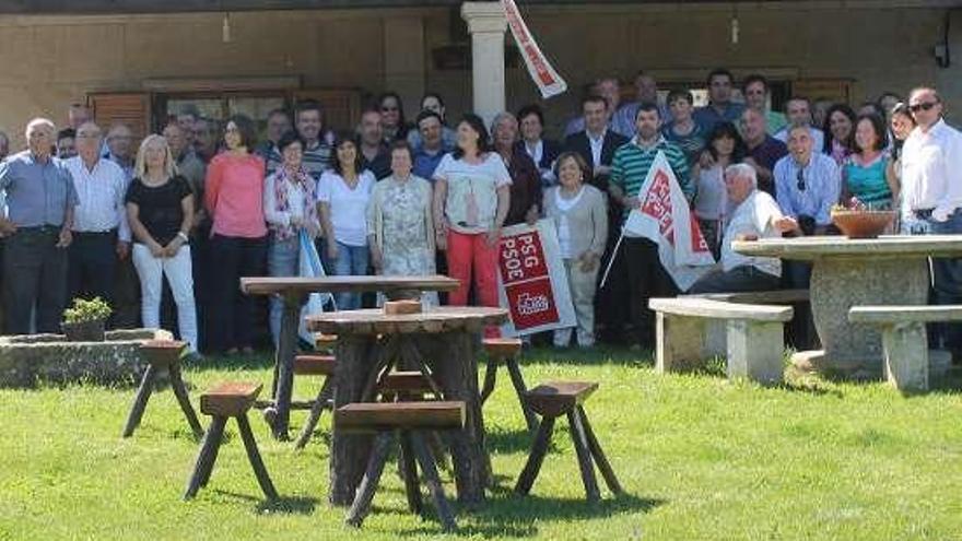 Asistentes posan tras la comida del PSOE de Barro. // FdV