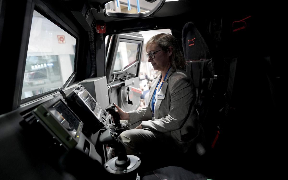 La ingeniera Anna Montuenga, en la cabina de conducción del obús autopropulsado Némesis.jpg