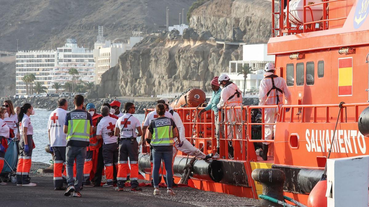 Un barco de Salvamento Marítimo llega con 200 migrantes al muelle de Arguineguín (Canarias)