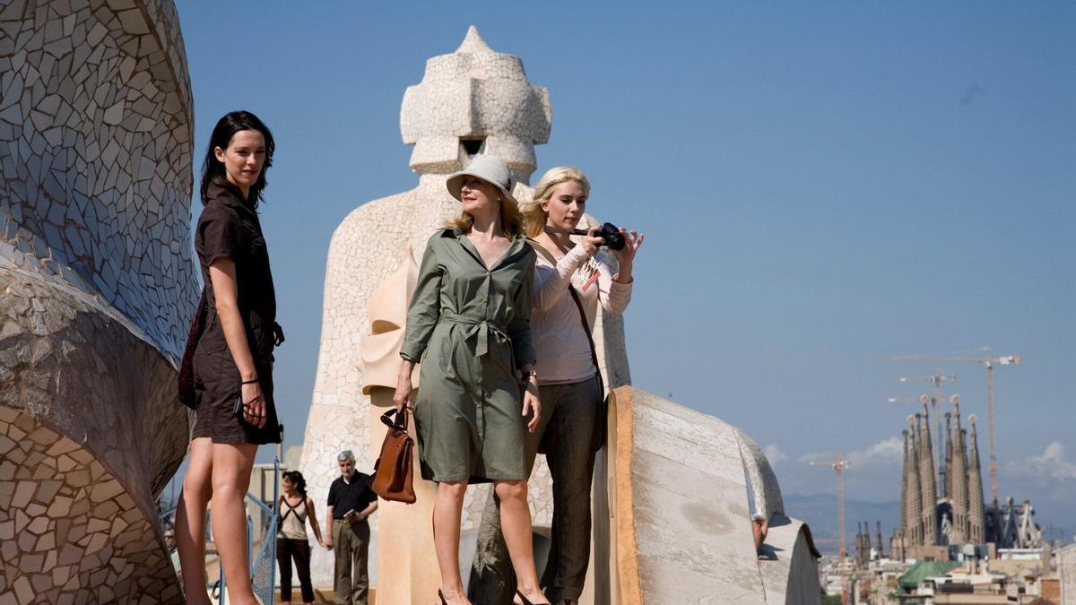 Las actrices Rebecca Hall, Patricia Clarckson y Scarlett Johansson, en un fotograma de la película de Woody Allen 'Vicky Cristina Barcelona', largometraje rodado en diferentes localizaciones de Asturias, Cataluña y Nueva York.