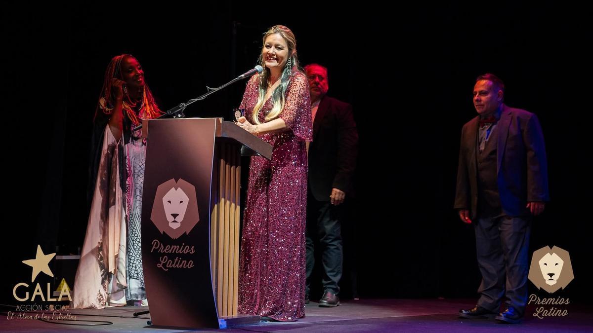 Caterina Ross es galardonada en presencia de la también cantante Lucrecia, a la izquierda