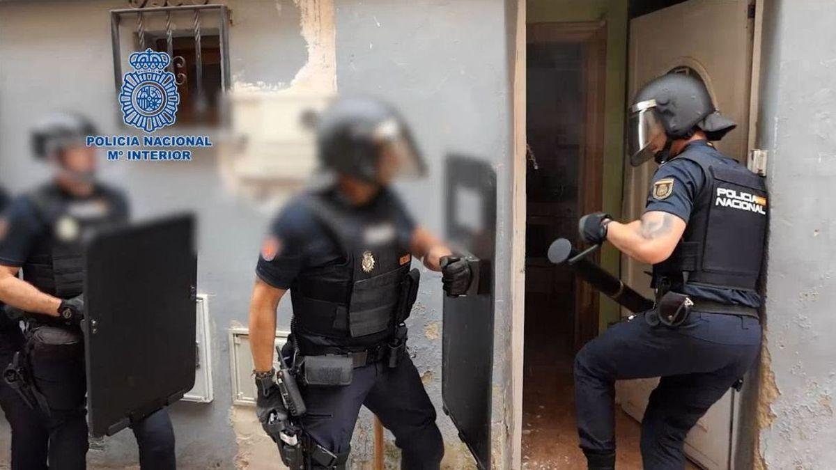 Los agentes de la Policía Nacional irrumpen en un domicilio. / POLICÍA NACIONAL