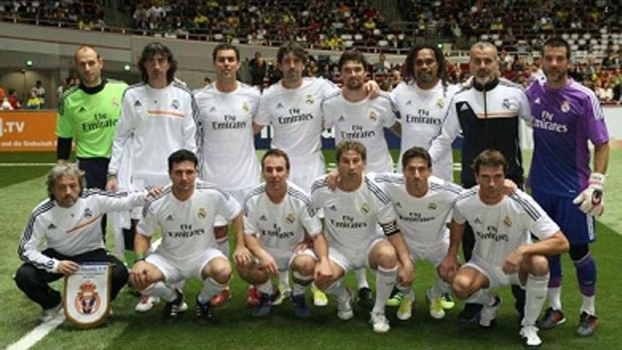 Formación del equipo de veteranos del Madrid en un partido amistoso.