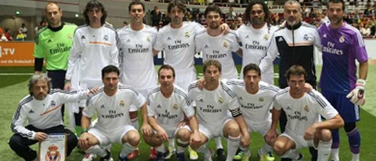 Formación del equipo de veteranos del Madrid en un partido amistoso.