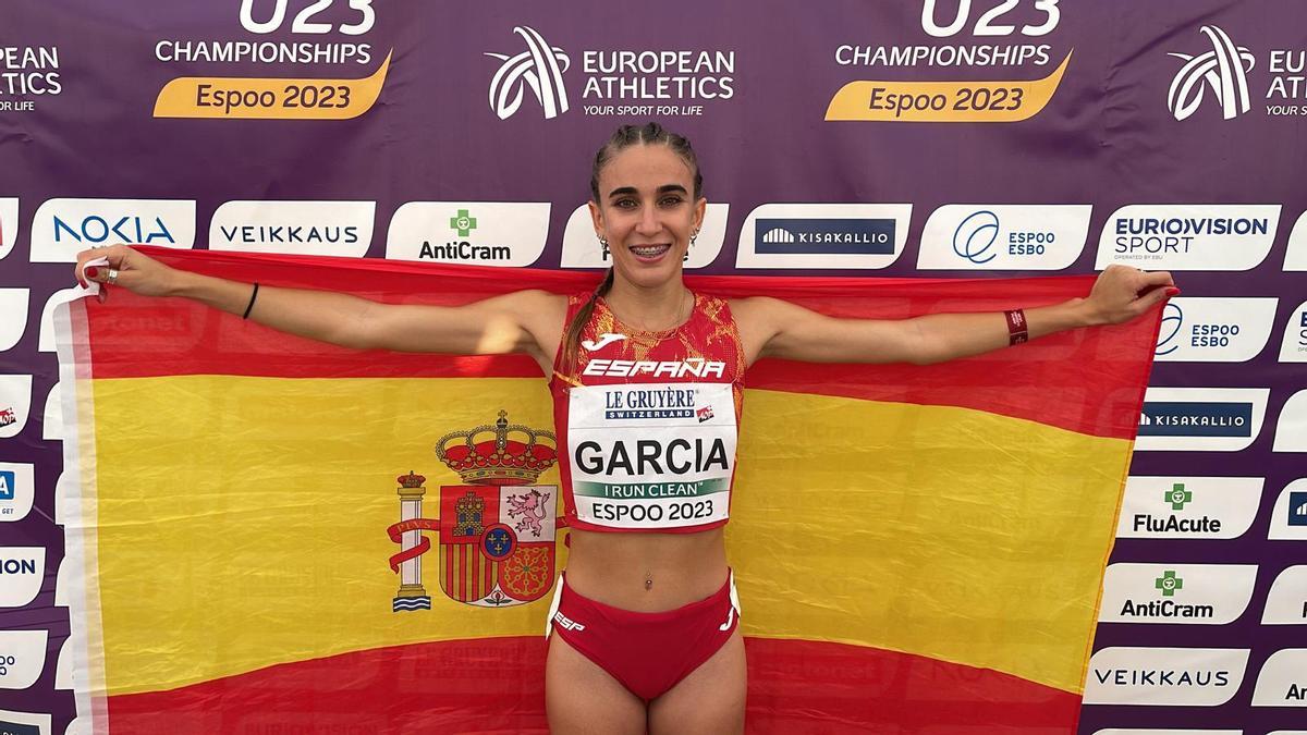 Daniela García posa ante la bandera de España tras proclamarse campeona de Europa.